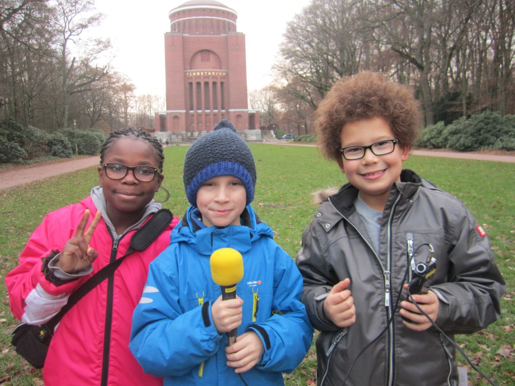 Die Radiofüchse Kinderreporter vor dem Planetarium Hamburg