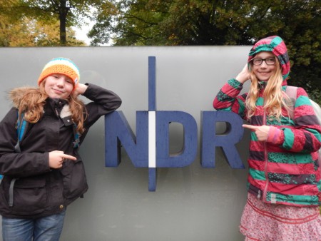 Zu Besuch bei Mikado am Morgen auf NDR Info: Nina und Mila vor dem NDR-Logo