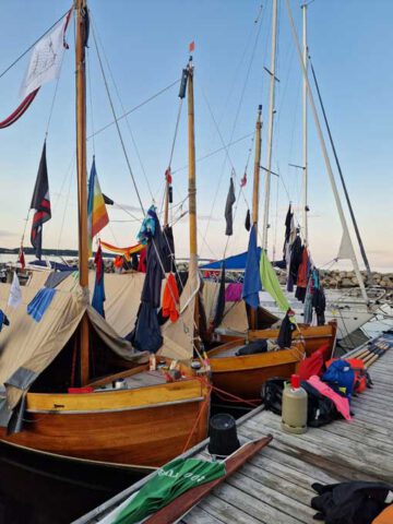 Segelboote am Steg im Sonnenuntergang