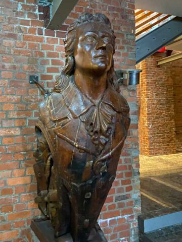 Gallionsfigur an einer Wand