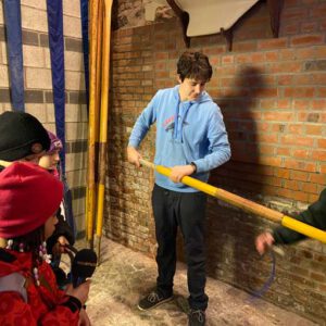 Kinder machen Aufnahmen in einer Segelschule