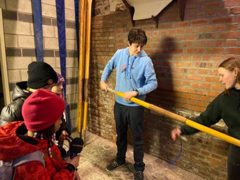 Kinder machen Aufnahmen in einer Segelschule