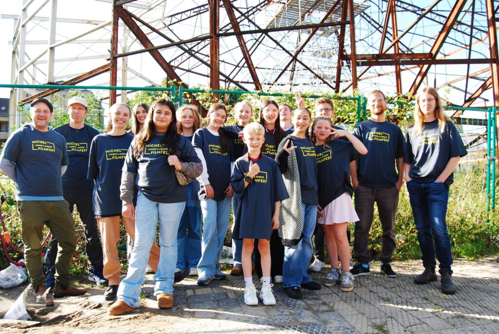 Gruppenfoto der Kinderkinoredaktion Michel Movie Kids im Freien