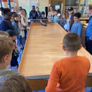 Kinder spielen Torball