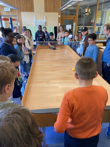 Kinder spielen Torball