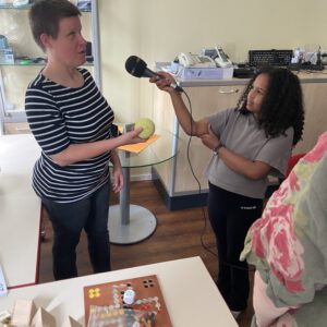 Ein Mädchen interviewt Katja Löffler vom Blinden- und Sehbehindertenverein