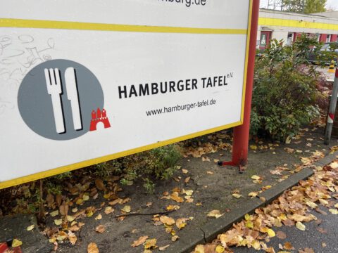 Schild mit Schriftzug Hamburger Tafel