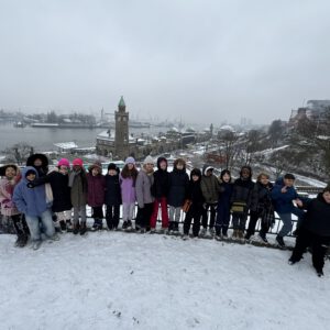 Die Klasse 4d auf dem Stintfang mit Blick auf den Hafen im Winter