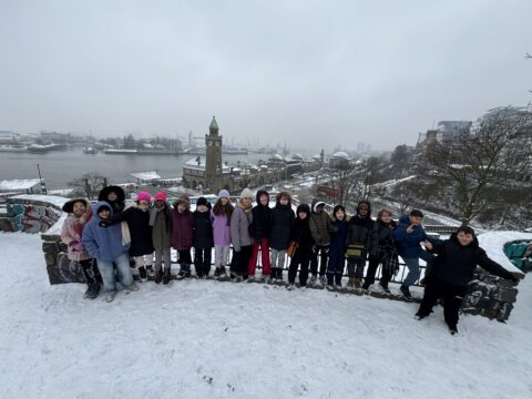 Die Klasse 4d auf dem Stintfang mit Blick auf den Hafen im Winter