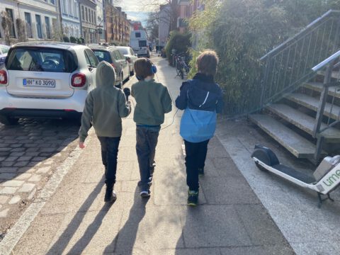 Kinder von hinten auf der Straße bei Umfragen