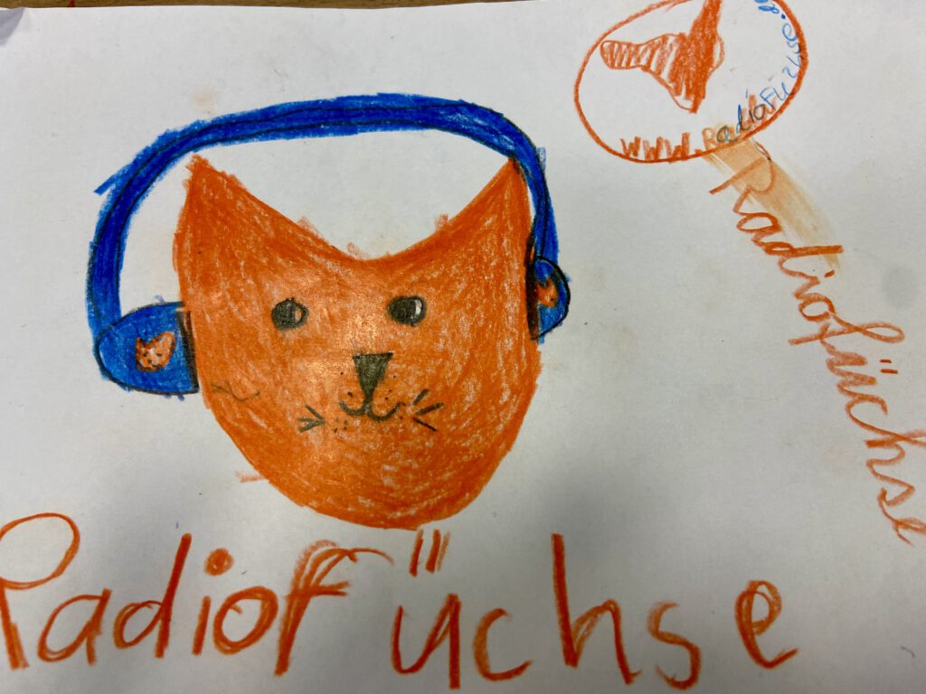 Selbstgemaltes Bild mit einem orangenen Fuchskopf, der Kopfhörer trägt